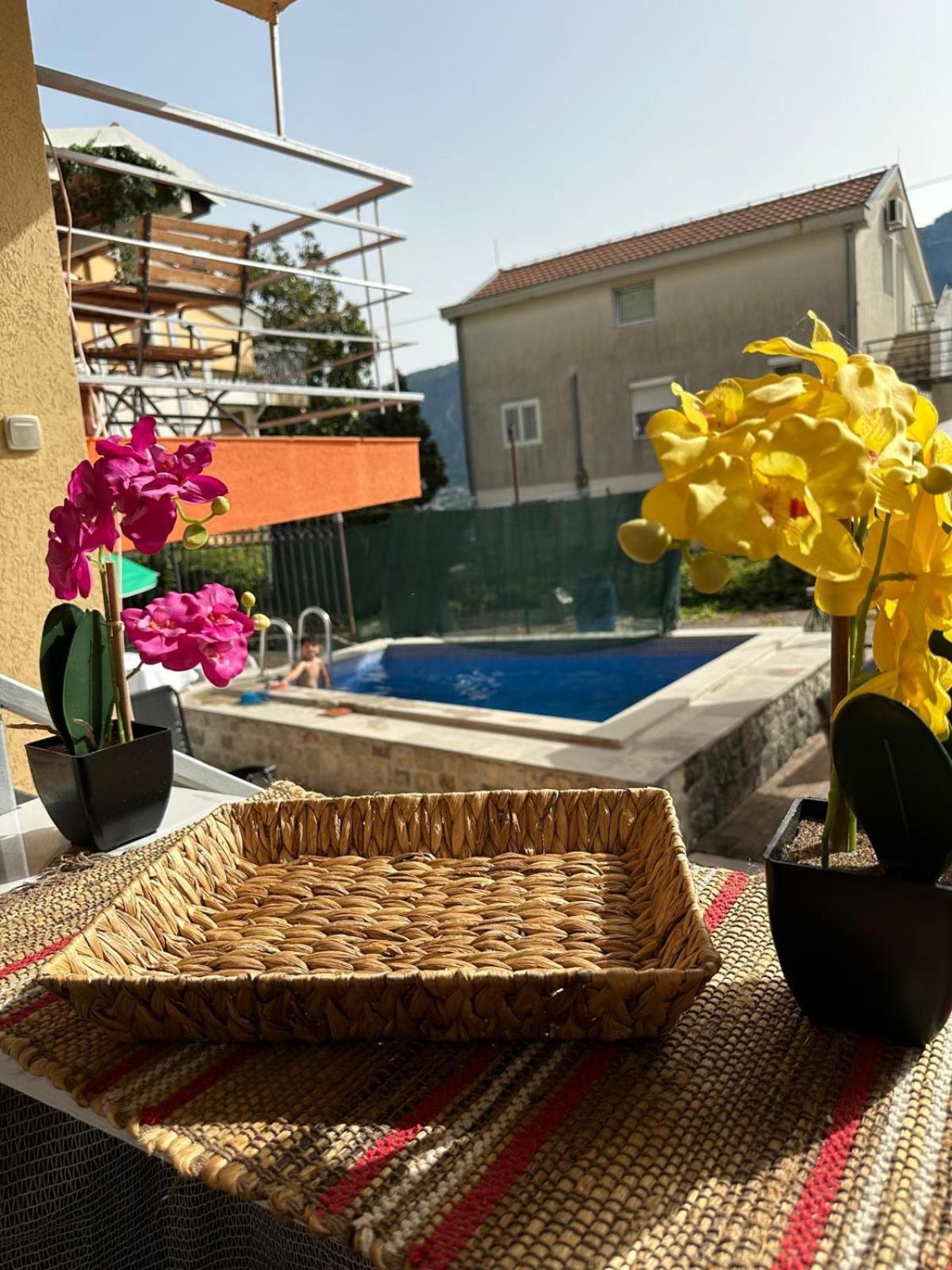 Themis Apart Hotel Kotor Bagian luar foto