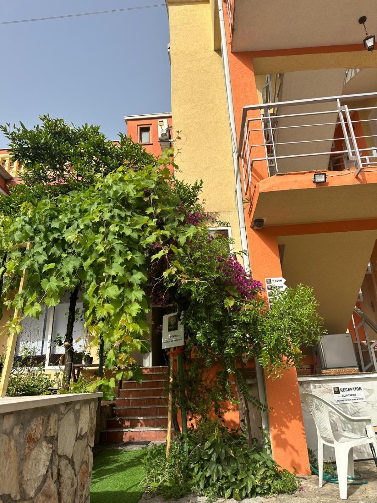 Themis Apart Hotel Kotor Bagian luar foto