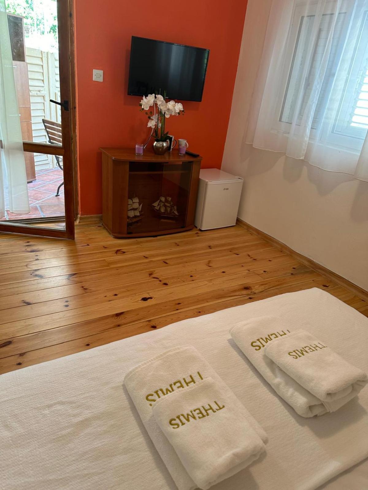 Themis Apart Hotel Kotor Bagian luar foto