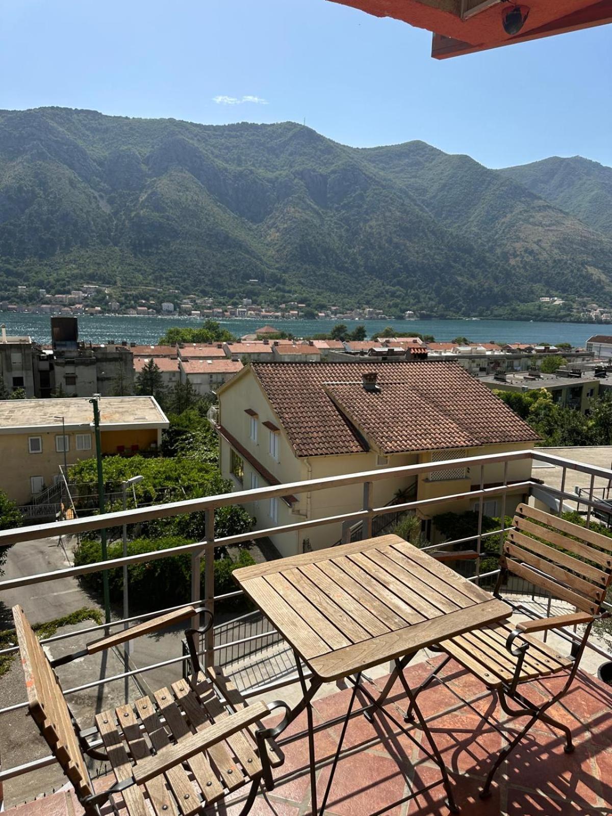 Themis Apart Hotel Kotor Bagian luar foto