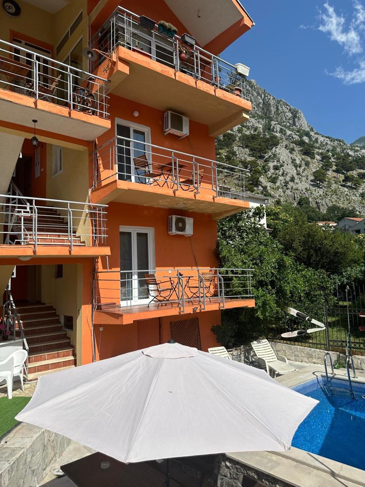 Themis Apart Hotel Kotor Bagian luar foto