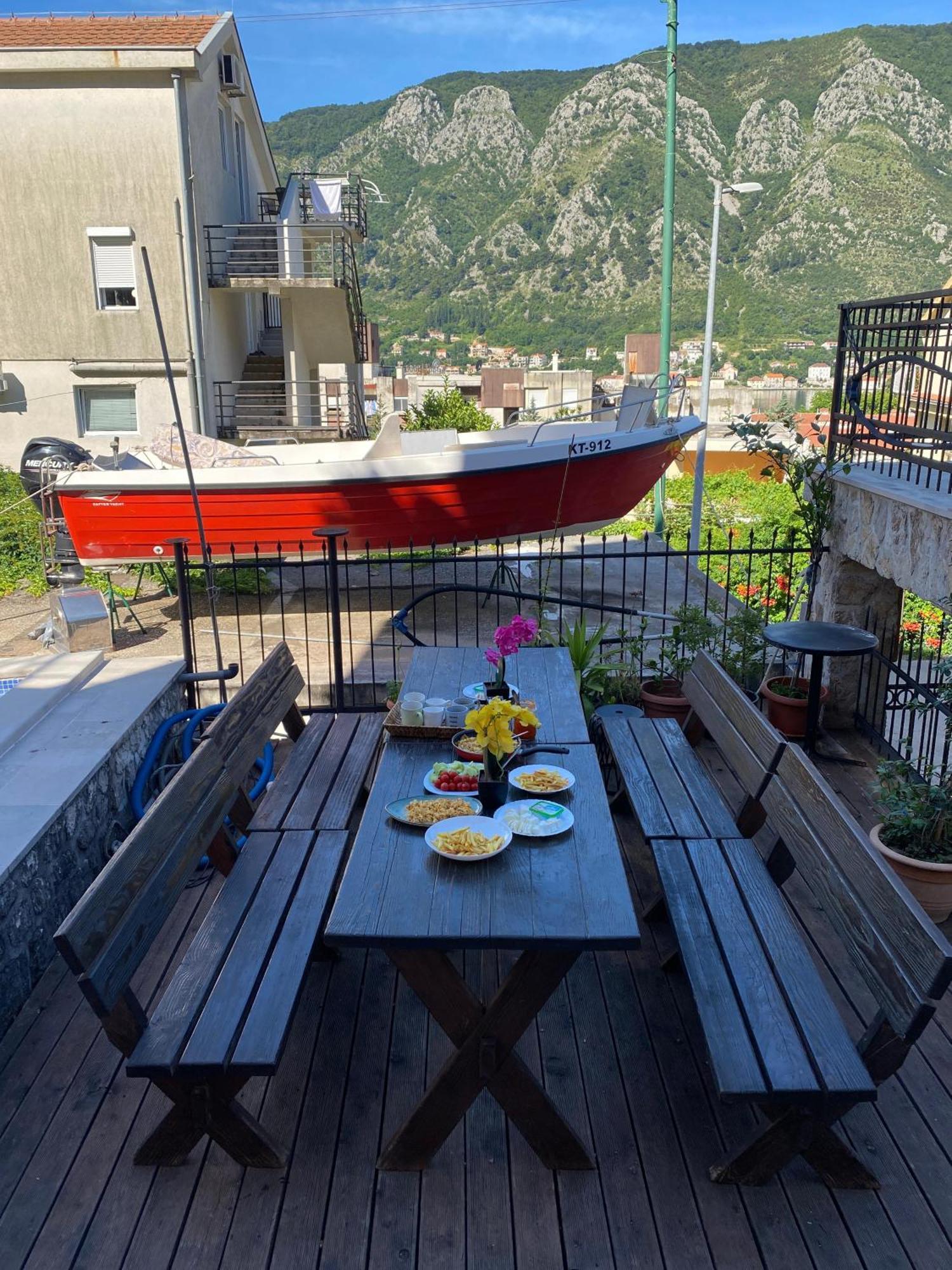 Themis Apart Hotel Kotor Bagian luar foto