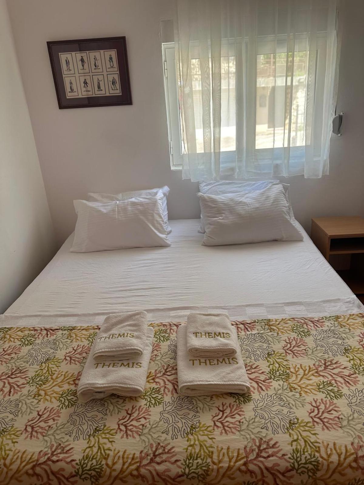 Themis Apart Hotel Kotor Bagian luar foto