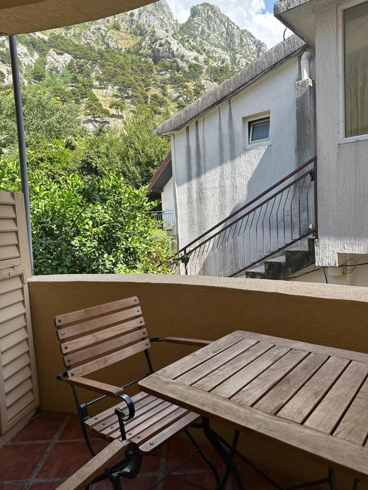 Themis Apart Hotel Kotor Bagian luar foto