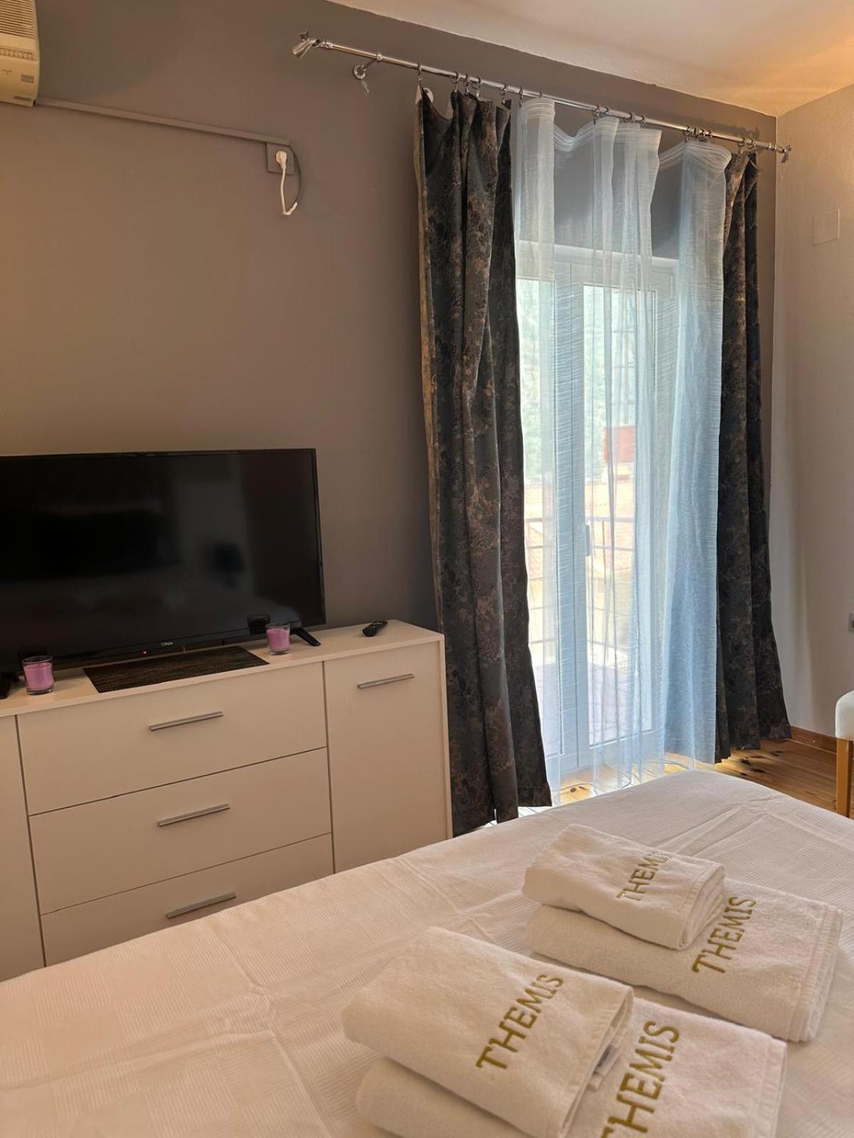 Themis Apart Hotel Kotor Bagian luar foto