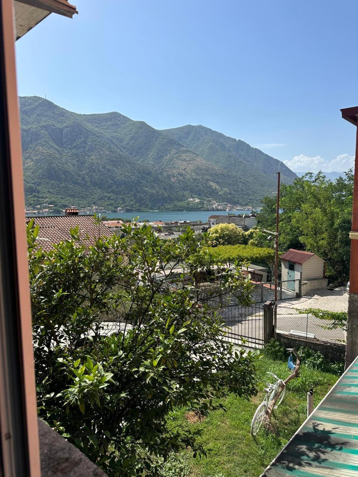 Themis Apart Hotel Kotor Bagian luar foto
