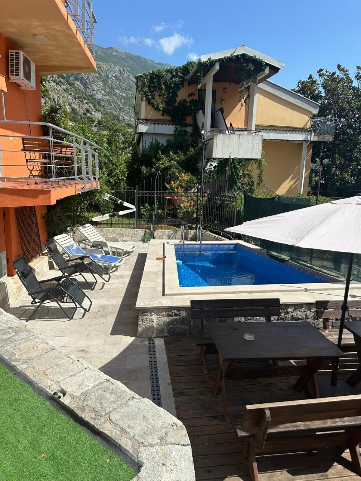 Themis Apart Hotel Kotor Bagian luar foto