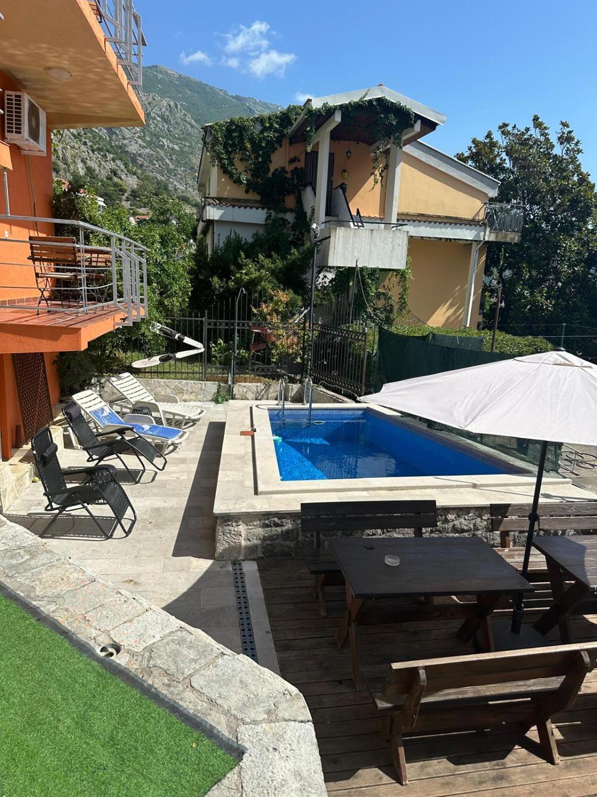 Themis Apart Hotel Kotor Bagian luar foto