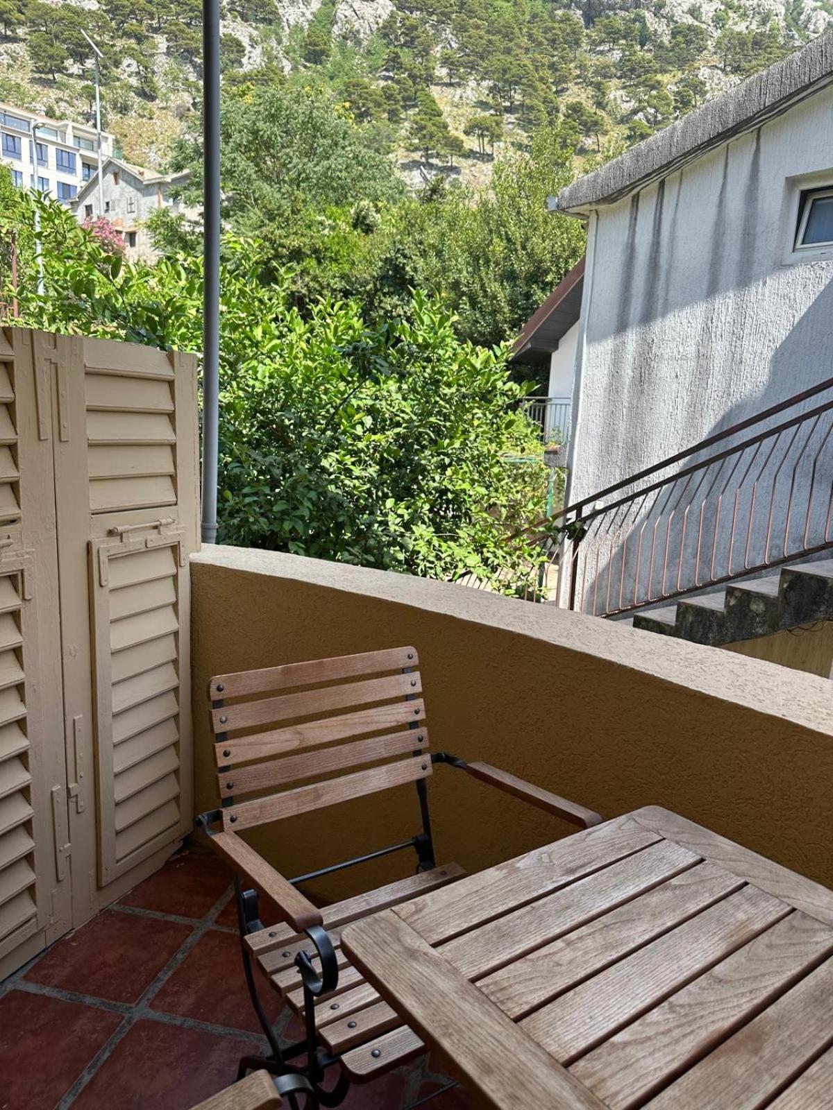 Themis Apart Hotel Kotor Bagian luar foto