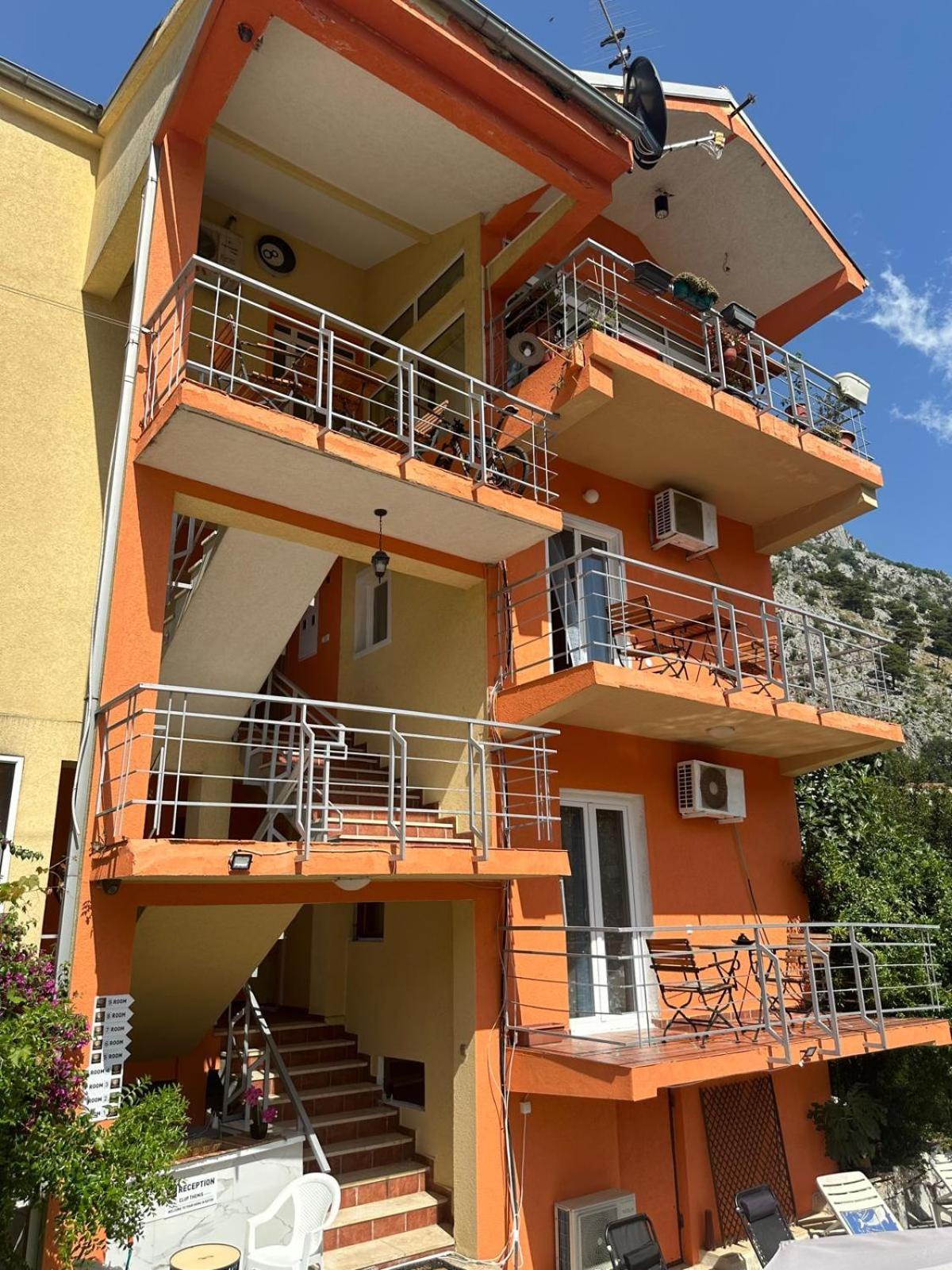 Themis Apart Hotel Kotor Bagian luar foto