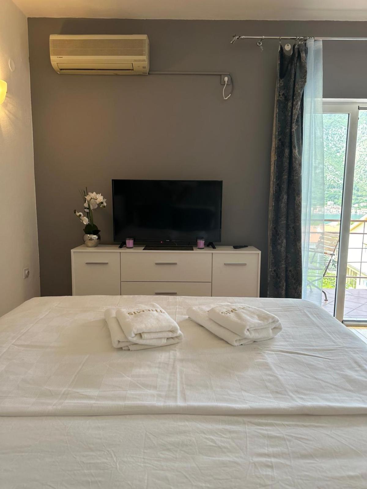 Themis Apart Hotel Kotor Bagian luar foto