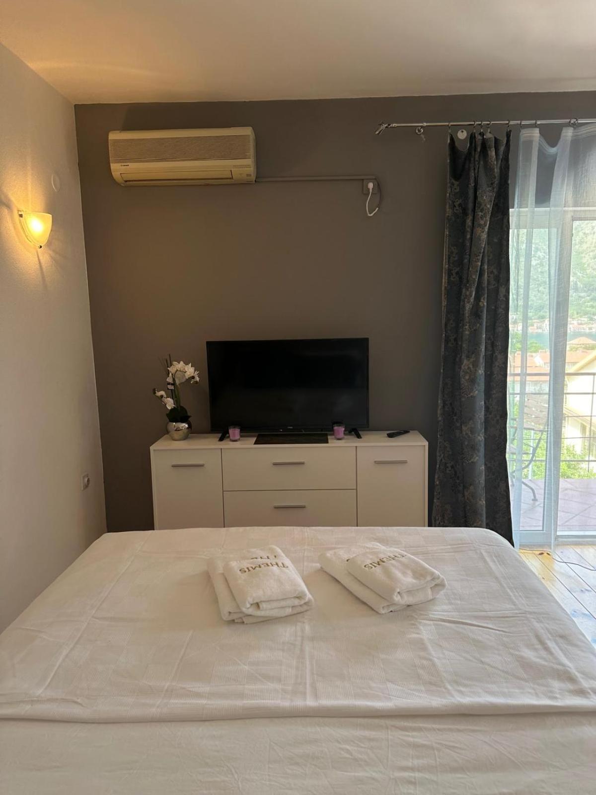 Themis Apart Hotel Kotor Bagian luar foto