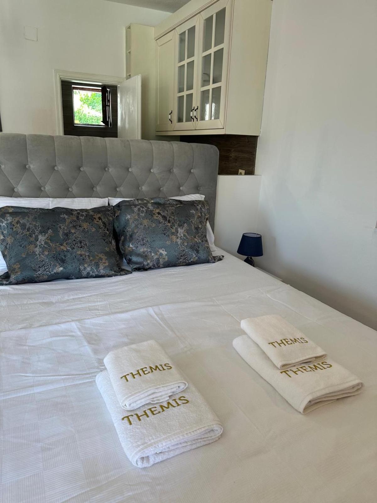 Themis Apart Hotel Kotor Bagian luar foto