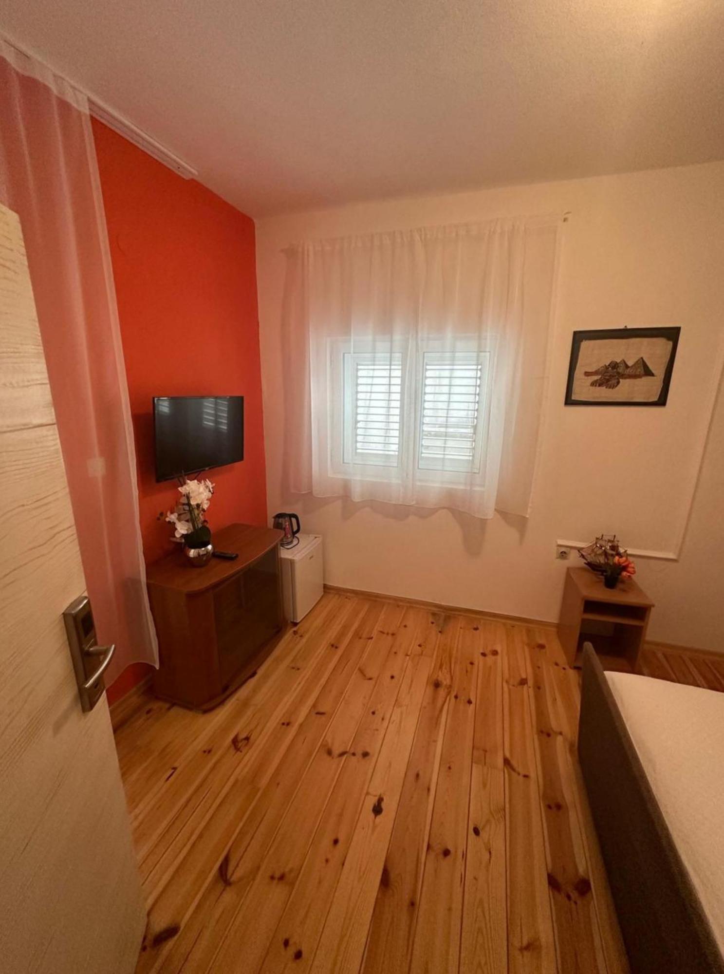Themis Apart Hotel Kotor Bagian luar foto