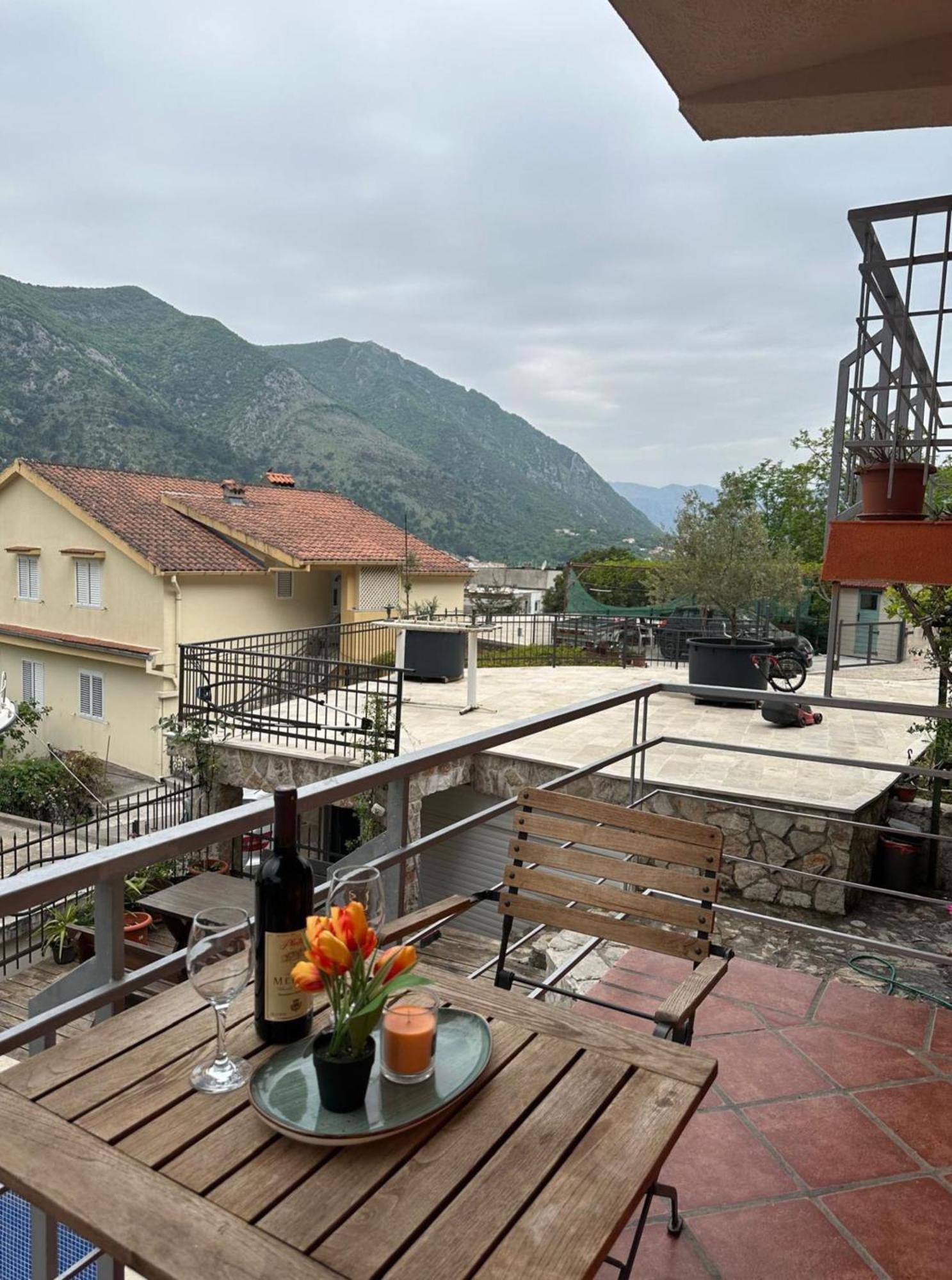 Themis Apart Hotel Kotor Bagian luar foto