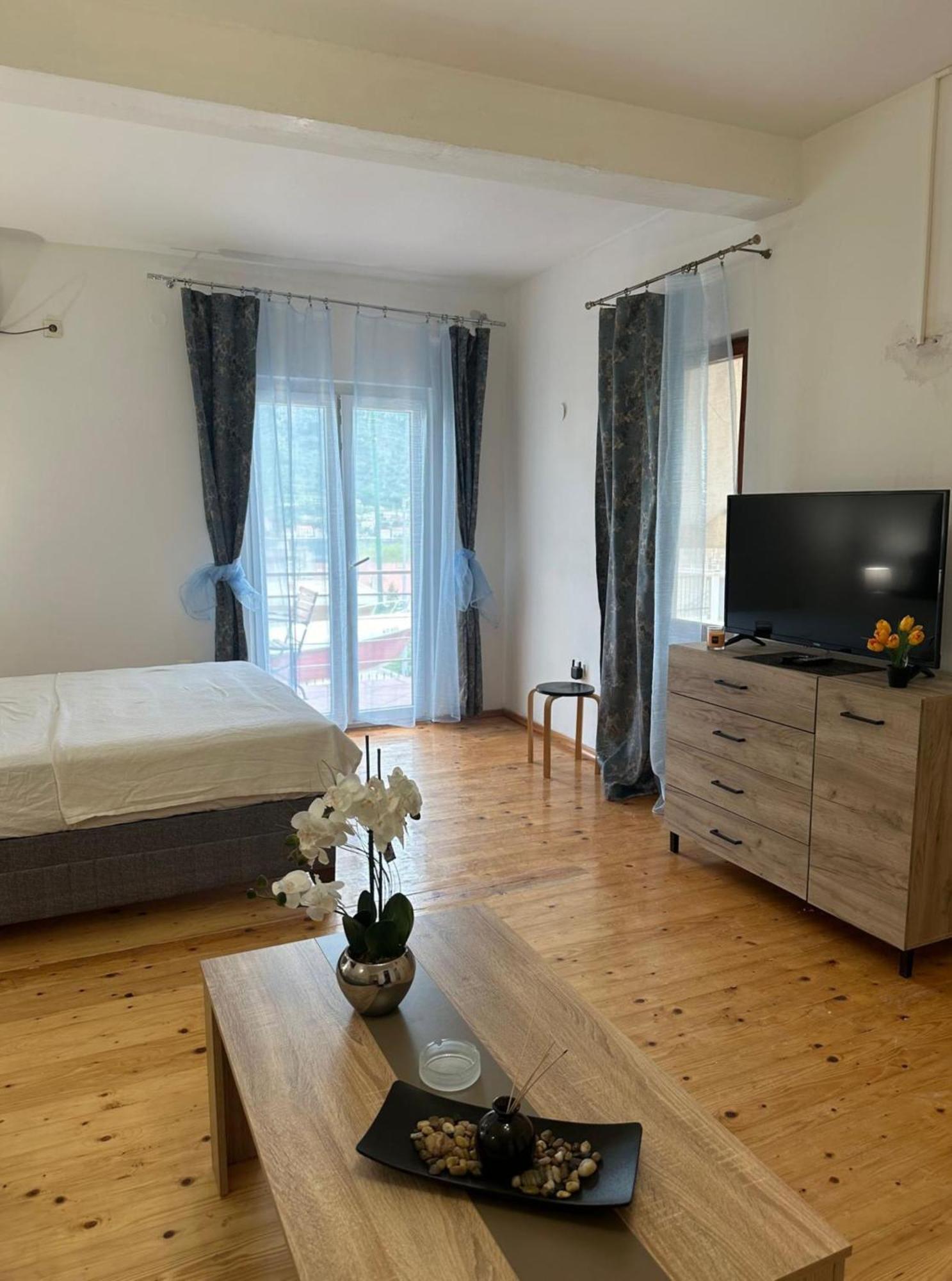 Themis Apart Hotel Kotor Bagian luar foto